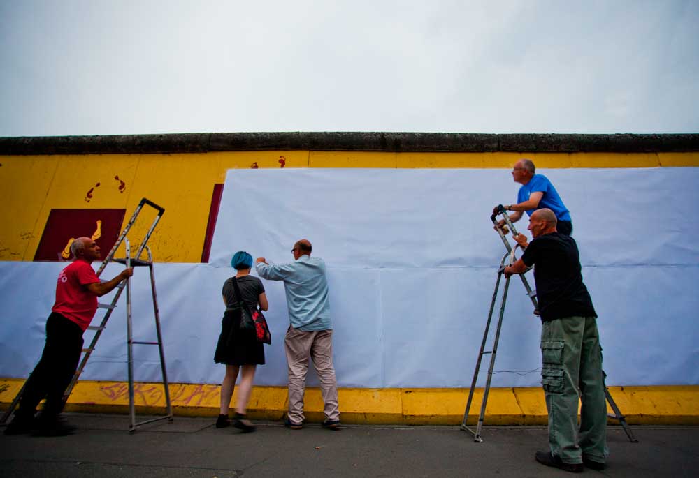 Berlin-Wall-Covering-02-Photo-Gianfilippo-De-Rossi