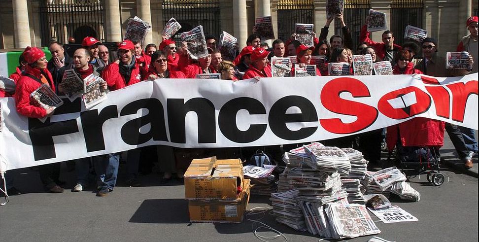 FRANCE - APRIL 14:  The employees of France-Soir demonstrated outside the Ministry of Culture to protest against the acquisition of title and the dismissal of 80 people - The employees of France-Soir distribute copies of the Journal on the Place of Palais Royal in Paris, France on April 14th, 2006.  (Photo by Thomas SAMSON/Gamma-Rapho via Getty Images)