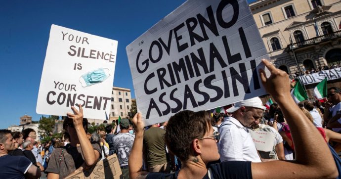 Un momento della manifestazione dei negazionisti a piazza della Bocca della Verità, Roma, 5 settembre 2020.ANSA/MASSIMO PERCOSSI